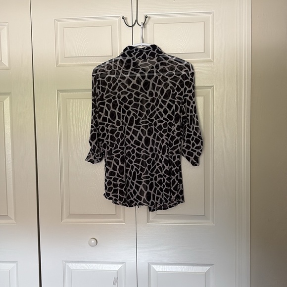 Eden & Olivia Black and White 3/4 Sleeve Button Down Shirt - Picture 4 of 4